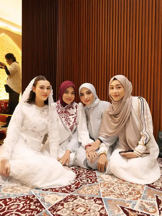 Hijab yang dipilihnya pun selaras dengan tunik, menampilkan nuansa warna yang harmonis dan menambah kesan anggun pada keseluruhan penampilannya. [@ashanty_ash].