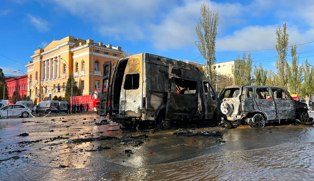 <p>Mobil-mobil rusak saat pipa bawah tanah bocor di lokasi serangan rudal Rusia di Kiev, Ukraina, Senin (10/10/2022). Ledakan itu digambarkan jauh lebih sentral daripada serangan Rusia pada awal perang. (AP Photo/Adam Schreck)</p>