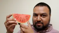 Seorang pria dari Inggris kaget saat menemukan lafaz Allah dalam semangka sebagai hidangan berbukanya