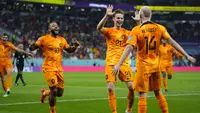 Di masa injury time yang berdurasi 10 menit, Timnas Belanda berhasil mencetak gol kedua saat injury time memasuki menit ke-6. Gol dicetak lewat aksi pemain pengganti, Davy Klaassen lewat sepakan kaki kiri dari dalam kotak penalti yang gagal dibendung Edouard Mendy. (AP/Petr David Josek)