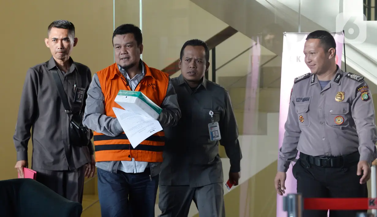 Mantan anggota DPRD Bandung periode 2009-2014 Tomtom Dabbul Qomar usai menjalani pemeriksaan di Gedung KPK, Jakarta, Senin (27/1/2020). KPK resmi menahan Tomtom untuk mempermudah pemeriksaan dugaan korupsi pengadaan tanah RTH di lingkungan Pemkot Bandung Tahun 2012-2013. (merdeka.com/Dwi Narwoko)