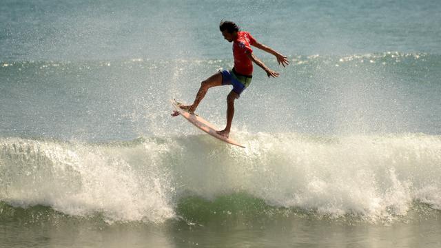 Bermain Surfing di Pantai Kuta