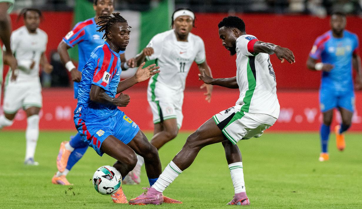 Pemain Kongo, Ngal'ayel Mukau berebut bola dengan pemain Nigeria, Wilfred Ndidi dalam laga Kualifikasi Piala Dunia 2026 zona Afrika melawan Nigeria di Rabat, Maroko, Minggu (16/11/2025) waktu setempat. (AP Photo)