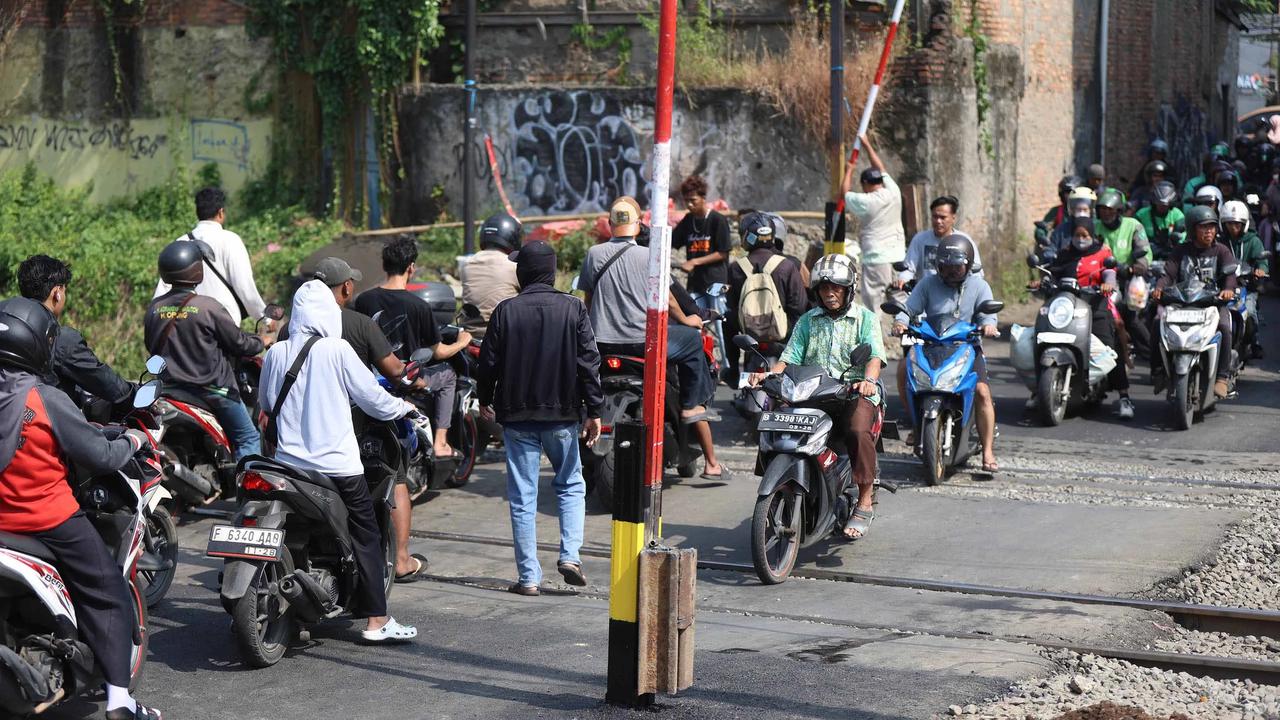 FOTO: Palang Pintu Manual Dipasang di Perlintasan Ampera Bekasi