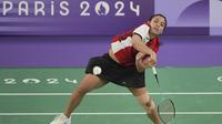 Tunggal putri Indonesia, Gregoria Mariska Tunjung melepaskan smes ke arah lawannya, wakil Korea Selatan Kim Ga-eun pada laga 16 besar nomor tunggal putri cabor bulu tangkis Olimpiade Paris 2024 di Porte de la Chapelle Arena, Paris, Kamis (1/8/2024). Gregoria Mariska Tunjung menang dalam tiga set (21-4, 8-21 dan 23-21) untuk melaju ke perempatfinal. (AP Photo/Dita Alangkara)