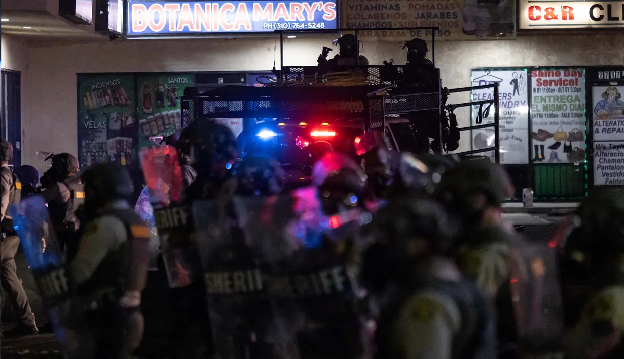 Pengerahan garda nasional untuk mengatasi protes imigrasi di Los Angeles (LA) menimbulkan beragam kecaman. (ETIENNE LAURENT/AFP)