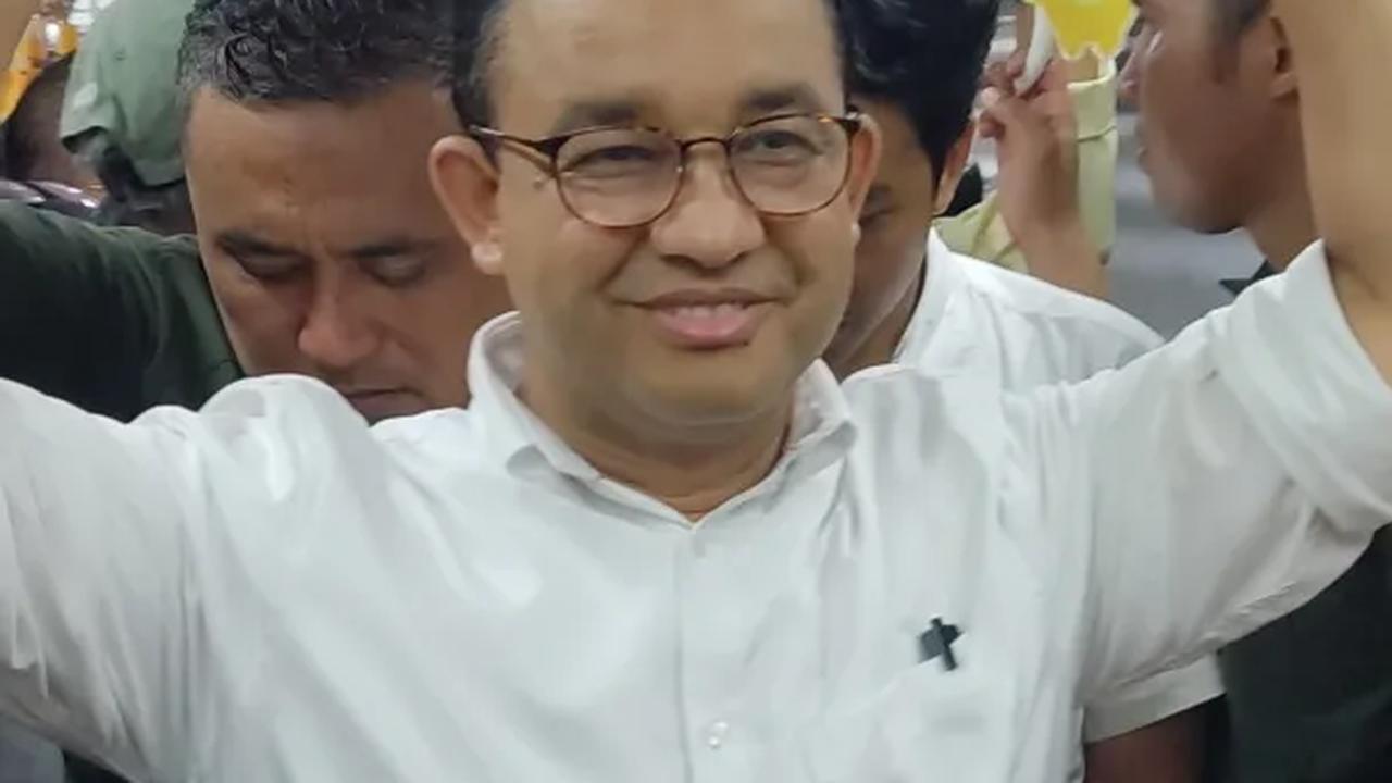 Potret Anies Naik KRL dari Bogor Menuju Jakarta, Berdesakan Bareng Warga di Jam Pulang Kerja