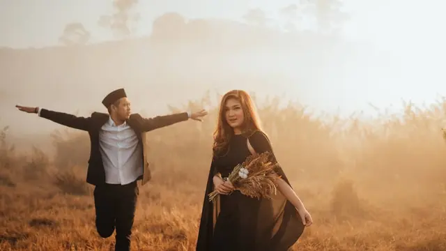 6 Potret Gaya Kocak Tretan Muslim Saat Preweding