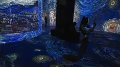 Seorang wanita mengambil foto di galeri seni digital Infinity des Lumieres di Dubai Mall, Dubai, Uni Emirat Arab, Senin (12/7/2021). Infinity des Lumieres menggunakan proyektor digital untuk memutar gambar bergerak karya seni di galeri besar. (AP Photo/Jon Gambrell)