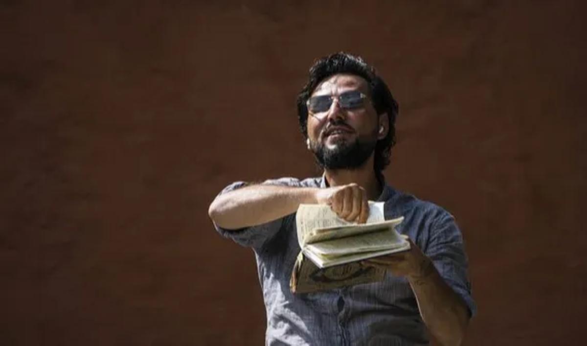 Salwan Momika, seorang pria yang membakar Alquran di depan masjid Stockholm, Swedia, kembali berulah. Dia menggelar protes dengan menistakan kitab suci Alquran di depan Kedubes Irak, Stockholm, pada Kamis, 20 Juli 2023.