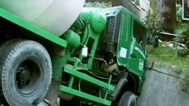 [VIDEO] Sopir Ngantuk, Truk Molen Tabrak Penyangga Jalan dan Terbang