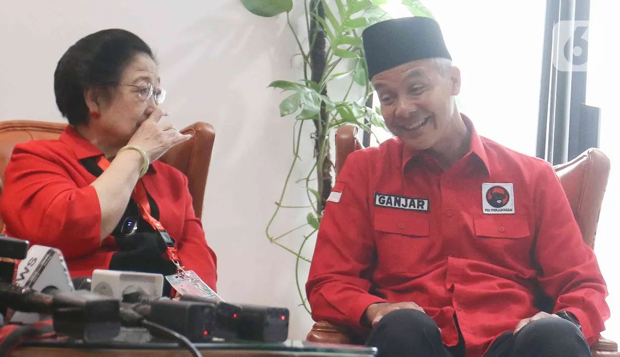 <p>Ketua Umum PDIP Megawati Soekarnoputri dan Gubernur Jawa Tengah Ganjar Pranowo dalam konferensi pers seusai pembukaan Rakernas III PDIP di Sekolah Partai Lenteng Agung, Jakarta Selatan, Selasa (6/6/2023). (Liputan6.com/Herman Zakharia)</p>