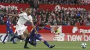 Bintang Barcelona, Lionel Messi (kanan) saat berebut bola dengan pemain Sevilla, N'zonzi pada laga La Liga Santander di Sanchez Pizjuan stadium, (31/3/2018). Barcelona bermain imbang 2-2 dengan Sevilla. (AP/Miguel Morenatti)