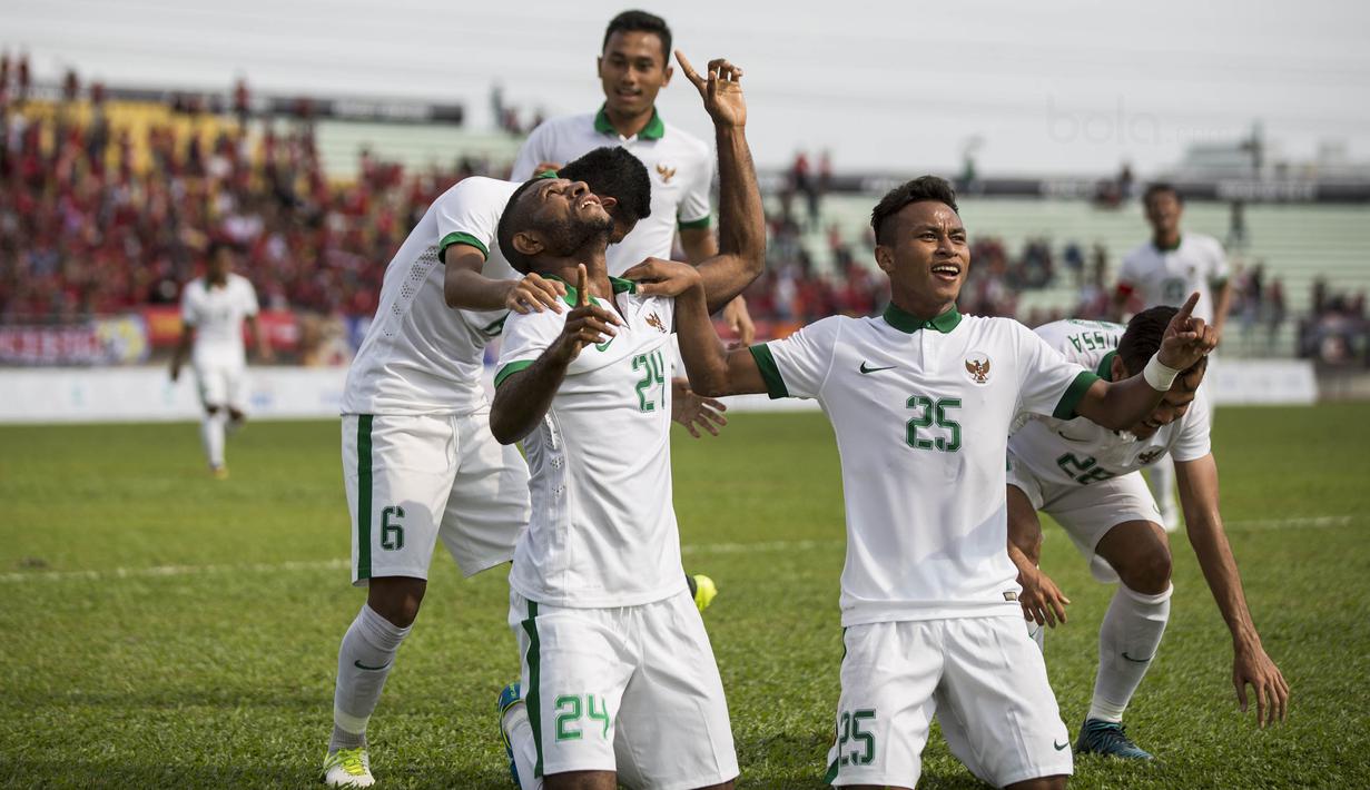 Para pemain Timnas Indonesia merayakan gol yang dicetak Marinus Wanewar ke gawang Timor Leste pada laga SEA Games di Stadion MPS, Selangor, Minggu (20/8/2017). Indonesia menang 1-0 atas Timor Leste. (Bola.com/Vitalis Yogi Trisna)