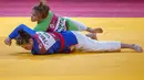 Duel Maulida Szalsza (atas) dengan Yuldashova Kumush asal Uzbekistan di babak 16 besar cabang Kurash Asian Games 2018 kelas -78 kg di JCC, Jakarta pada Kamis (30/8/2018). (Bola.com/Peksi Cahyo)