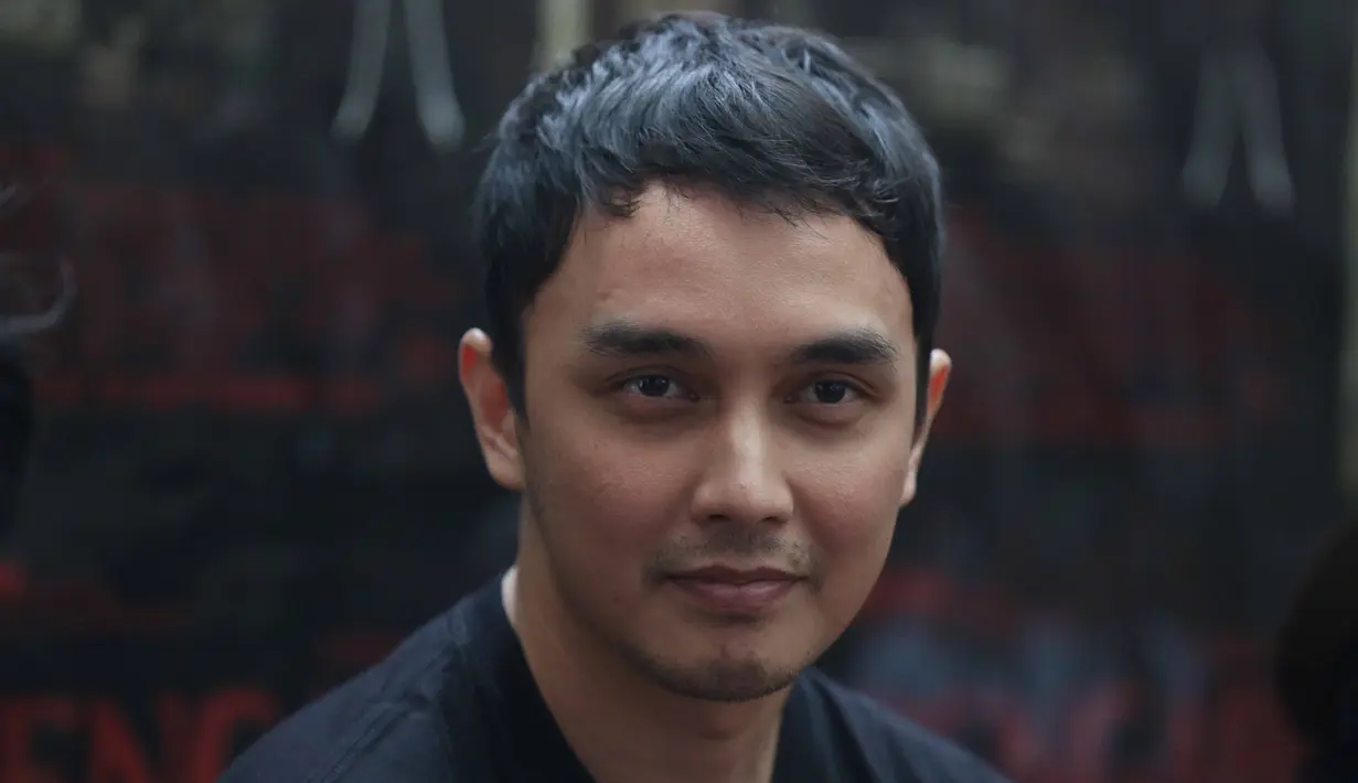 "Trauma sih enggak kok. Gue enggak terlalu percaya sama hal yang kayak gitu. Gue bukan tipe orang yang takutan soalnya," ucap Dimas Aditya. (Nurwahyunan/Bintang.com)