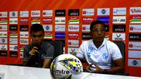 Pelatih anyar Barito Putera, Yunan Helmi (kanan), bersama pemainnya, Paulo Sitanggang, dalam konferensi pers jelang laga kontra PSIS Semarang yang digelar Minggu (30/6/2019). (Media PSIS)
