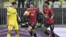 Striker Manchester United, Edinson Cavani (tengah) melakukan selebrasi usai mencetak gol penyeimbang 1-1 ke gawang Villarreal dalam laga final Liga Europa 2020/2021 di Gdansk Stadium, Rabu (26/5/2021). Manchester United kalah 11-12 (1-1) dari Villarreal lewat adu penalti. (AP/Michael Sohn/Pool)