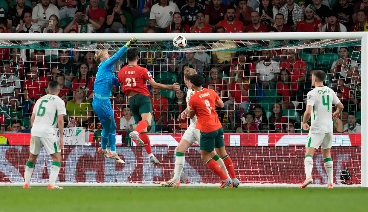 Neves berhasil mencetak gol penentu kemenangan pada menit ke-90+1 melalui sundulannya setelah menerima umpan silang dari Francisco Trincao. (AP Photo/Armando Franca)