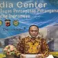 Juru Bicara Tim Gugus Tugas Percepatan Penanganan Covid-19 Indramayu Deden Bonni Koswara saat memberi keterangan pers terkait penambahan pasien positif corona melalui vicon. Foto (Liputan6.com / Panji Prayitno)