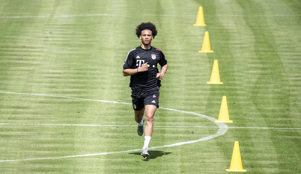 Pemain baru Bayern Munchen, Leroy Sane, melakukan sesi latihan di Munich, Selasa (14/7/2020). Mantan pemain Manchester City itu hanya berlatih ringan karena belum pulih 100 persen dari cedera lutut. (Matthias Balk/dpa via AP)