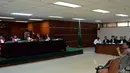 Anggota Dewan Pembina Partai Demokrat Ahmad Mubarok saat menjawab pertanyaan JPU di Pengadilan Negeri Tindak Pidana Korupsi (Tipikor) Jakarta, Senin (14/7/14). (Liputan6.com/Faisal R Syam)