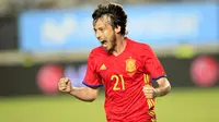 Pemain sayap Timnas Spanyol David Silva merayakan golnya ke gawang Uruguay dalam laga persahabatan di Estadio Nueva Condomina, Murcia, Kamis (8/6/2017) dinihari WIB. Laga berakhir 2-2. (AP Photo/Alberto Saiz)