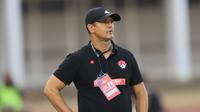 Pelatih Kalteng Putra, Gomes de Oliveira, saat melawan Persija Jakarta pada laga Liga 1 2019 di Stadion Madya, Jakarta, Selasa (20/8). Persija menang 3-0 atas Kalteng Putra. (Bola.com/M Iqbal Ichsan)