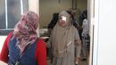 Pasien usai dioperasi saat bakti sosial operasi katarak bagi masyarakat prasejahtera di EMC Sentul, Bogor, Jawa Barat, Jumat (26/10). Bakti sosial ini kerja sama antara RS EMC Sentul, Departemen Mata FKUI/RSCM dan Perdami. (Liputan6.com/Herman Zakharia)