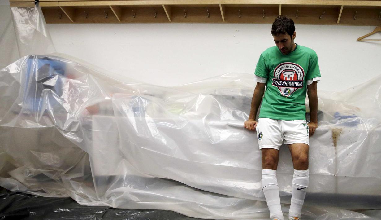 Pemain New York Cosmos Raul Gonzalez bersantai di ruang ganti usai Laga Final NASL Championship di Hempstead, New York, Minggu (15/11/2015). Raul berencana akan pensiun dari sepak bola. (REUTERS/Brendan McDermid)
