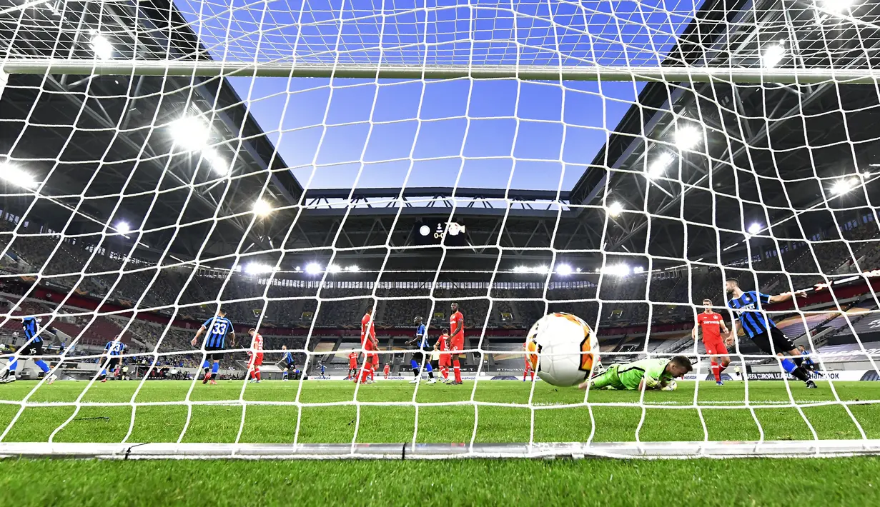 Pemain Inter Milan Romelu Lukaku (kedua kanan) mencetak gol ke gawang Bayer Leverkusen pada perempat final Liga Europa di Duesseldorf Arena,  Dusseldorf, Jerman, Senin (10/8/2020). Inter Milan melaju ke semifinal usai mengalahan Bayer Leverkusen 2-1. (AP Photo/Martin Meissner)