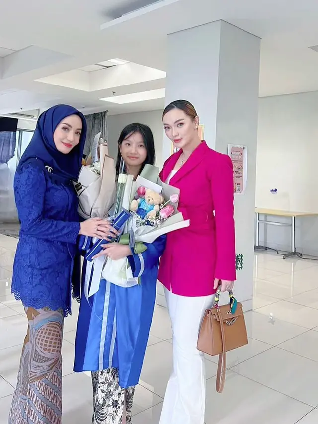 7 Potret Zaskia Gotik Hadiri Wisuda Putri Sambung, Kompak Bareng Imel PC