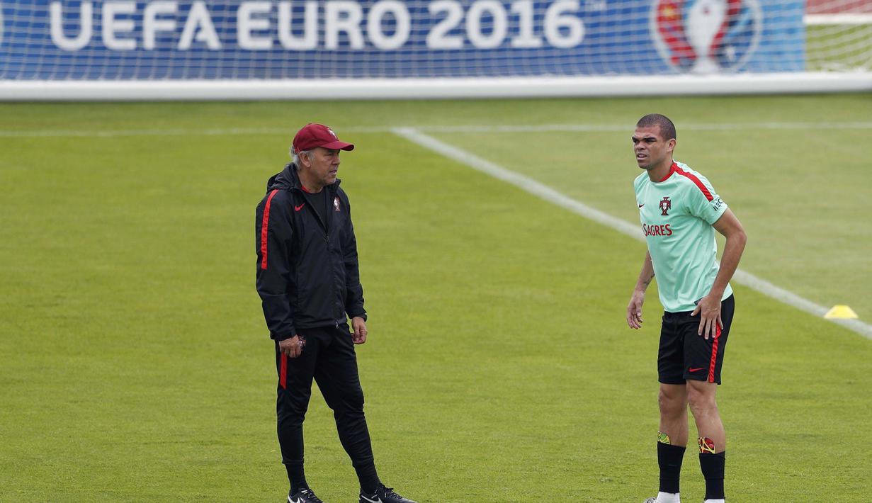 Pemain Portugal, Pepe berlatih khusus bersama pelatih fisik di Centre National de Rugby, Marcoussis, Prancis. (28/6/16). (REUTERS/John Sibley)
