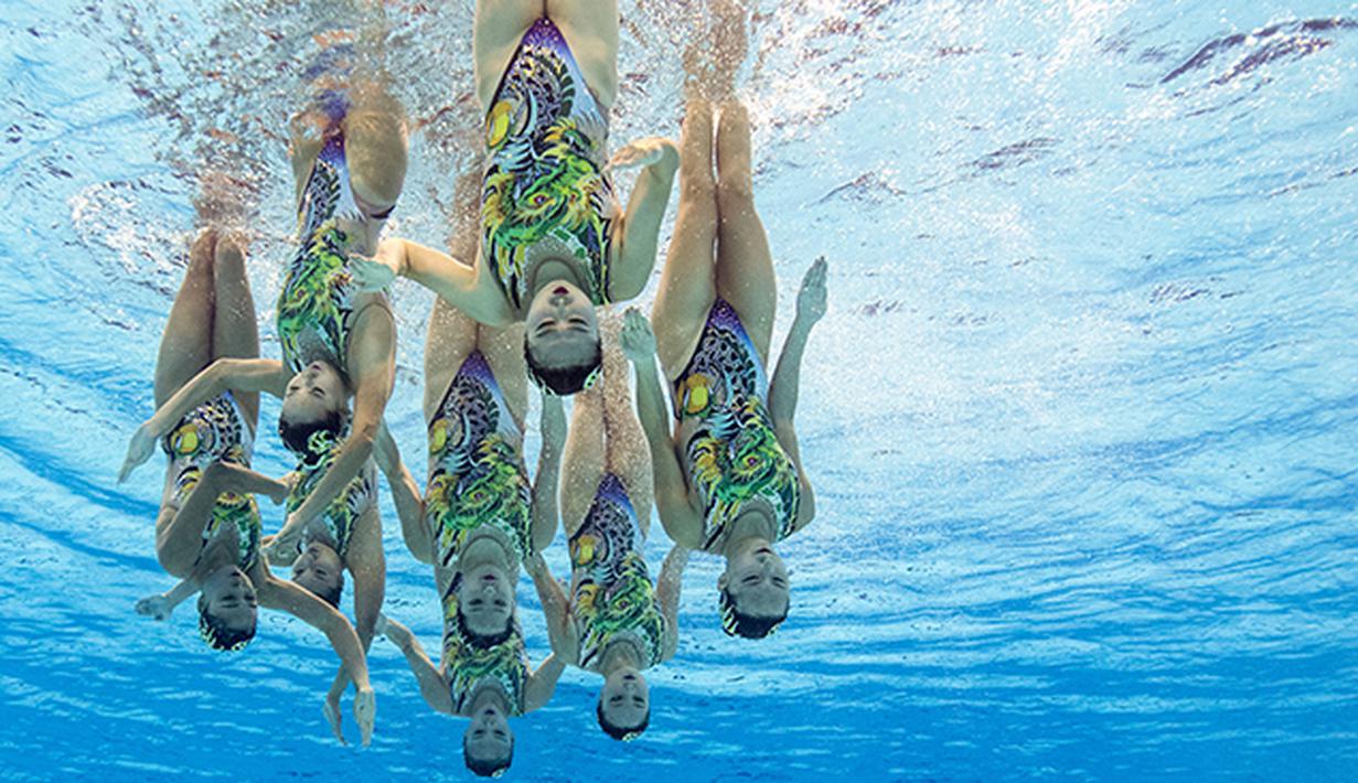 Penampilan tim renang synchronized putri Tiongkok pada FINA Swimming World Championships di Kazan Arena, Russia, Selasa (28/7/2015). (EPA/Patrick B. Kraemer)