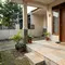 11 Cara Memadukan Warna Keramik dan Cat Dinding Teras agar Rumah Kecil Terlihat Modern