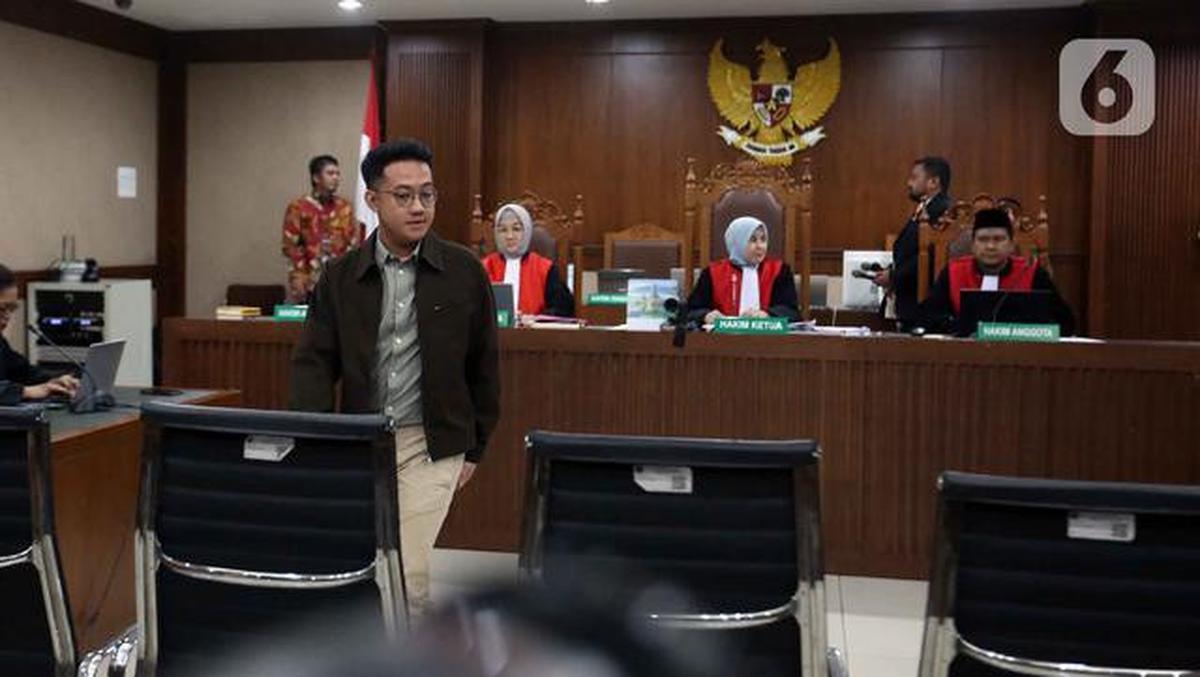 Delpedro Bacakan Pledoi, Awali dengan Duka Cita Wafatnya Pemimpin Tertinggi Iran Khamenei