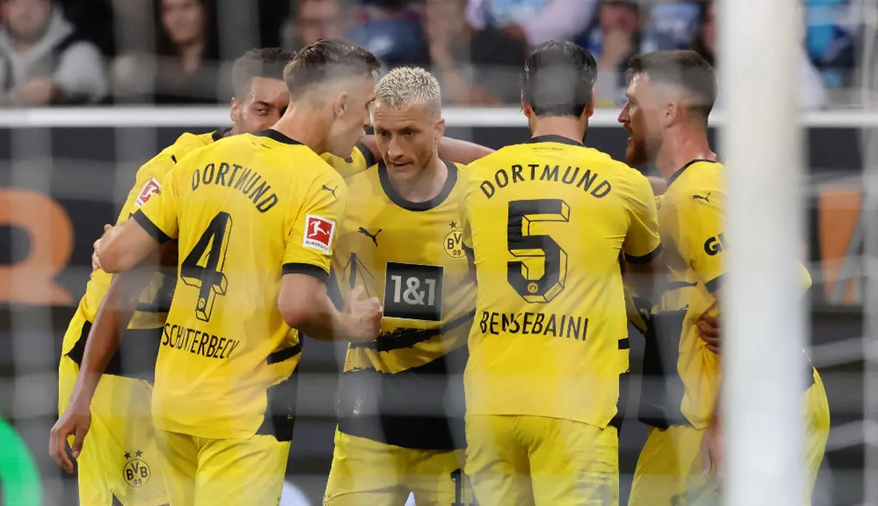 Pemain Borussia Dortmund Marco Reus (tengah) merayakan gol ke gawang Hoffenheim pada pertandingan sepak bola Bundesliga di Sinsheim, Jerman, Jumat (29/9/2023). Borussia Dortmund menang 3-1 atas Hoffenheim. (Daniel ROLAND/AFP)