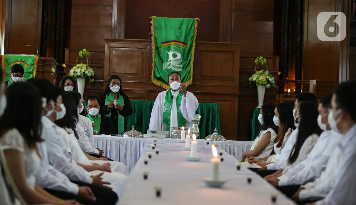 Suasana Ibadah Perjamuan Kudus tatap muka pertama di Gereja Protestan Indonesia Bagian Barat (GPIB) Effatha, Jakarta, Minggu (3/10/2021). Ibadah tatap muka ini berlangsung setelah DKI Jakarta menurunkan status PPKM dari Level 4 menjadi level 3. (Liputan6.com/Johan Tallo)