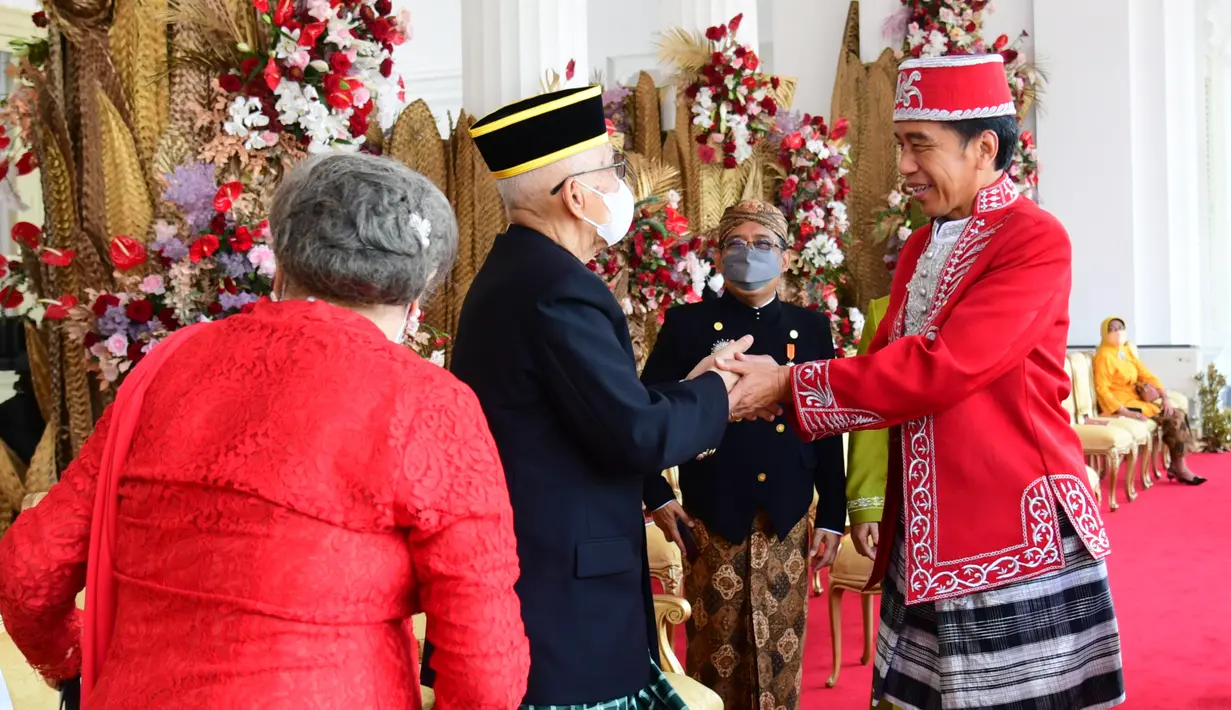 Presiden Joko Widodo (kiri) menyapa Wakil Presiden Ma'ruf Amin menjelang Upacara Peringatan Detik-Detik Proklamasi Kemerdekaan ke-77 Republik Indonesia di Istana Merdeka, Jakarta, Rabu (17/8/2022). Presiden Jokowi mengenakan baju adat Dolomani dari Buton, sedangkan Wapres Ma'ruf Amin mengenakan pakaian adat Banten. (Foto: Muchlis Jr - Biro Pers Sekretariat Presiden)