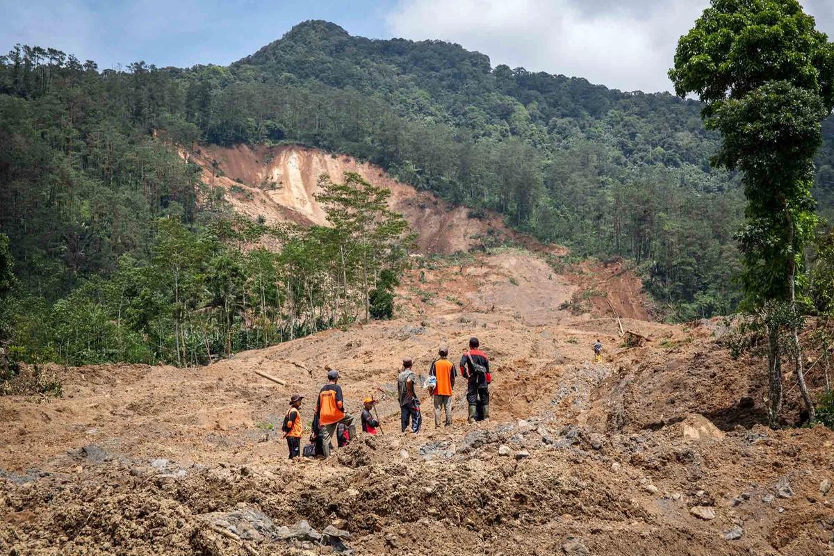 FOTO: Longsor Banjarnegara, Evakuasi Korban Terkendala Kondisi Tanah Masih Labil
