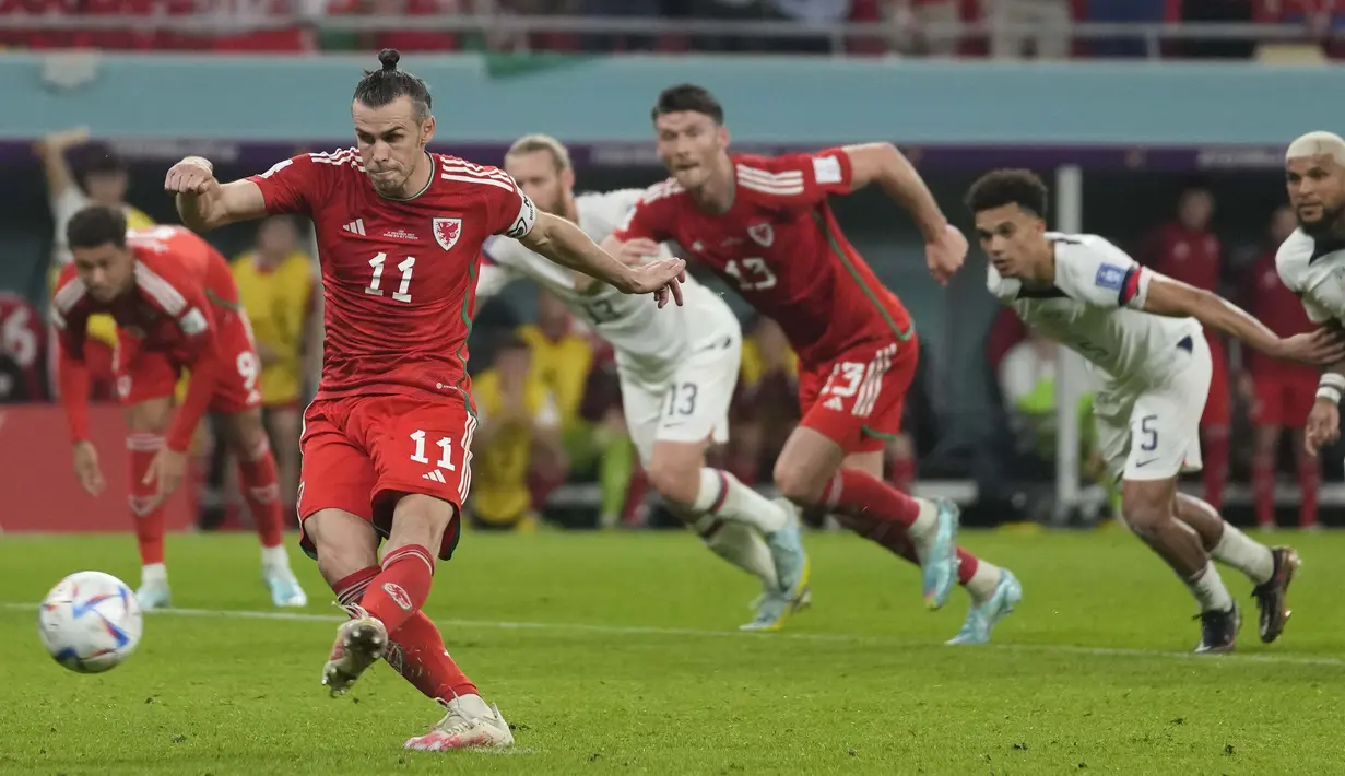 Eksekusi penalti yang diambil langsung oleh Gareth Bale diarahkan ke sudut kiri gawang dan berhasil mengecoh kiper Amerika Serikat, Matt Turner. (AP/Darko Vojinovic)