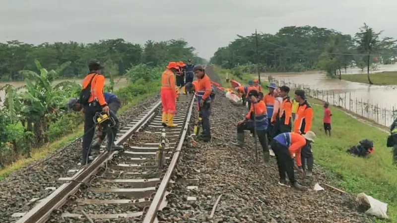 Terdapat lintasan rel yang amblas di wilayah Daop 5 Purwokerto imbas dari curah hujan yang tinggi. (Dok KAI)