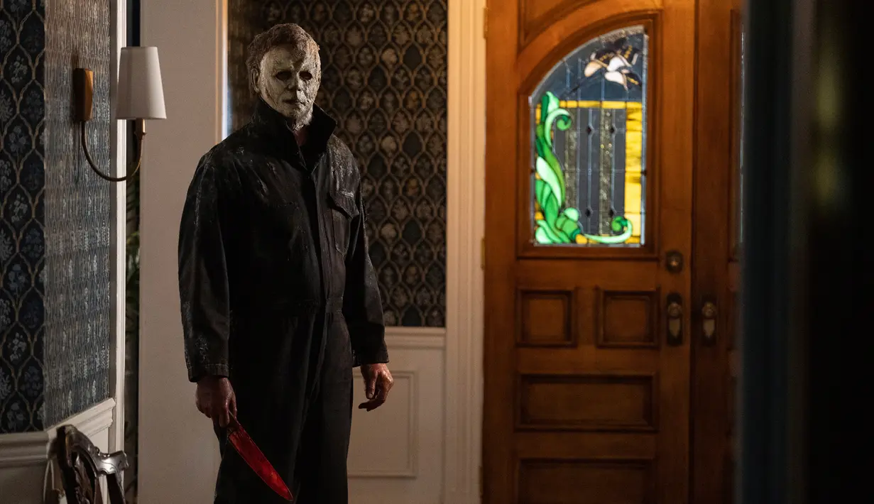 Gambar yang dirilis oleh Universal Pictures ini menunjukkan karakter horor Michael Myers dalam adegan film Halloween Ends. Laurie Strode pun kemudian memutuskan untuk membebaskan dirinya dari kemarahan dan ketakutan yang selama ini menghantuinya. Hingga pada suatu hari terdapat kasus di mana seorang anak laki-laki tewas secara misterius. (Ryan Green/Universal Pictures via AP)