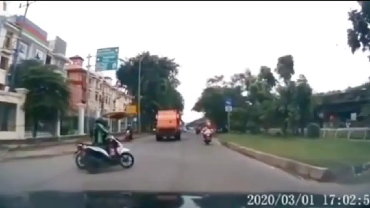 Seperti dilansir akun Instagram @fakta.indo, Jumat (13/3/2020), terlihat sebuah motor dengan dua penumpang menjadi penyebab kecelakaan karena menabrak dua motor di sebelah kiri.