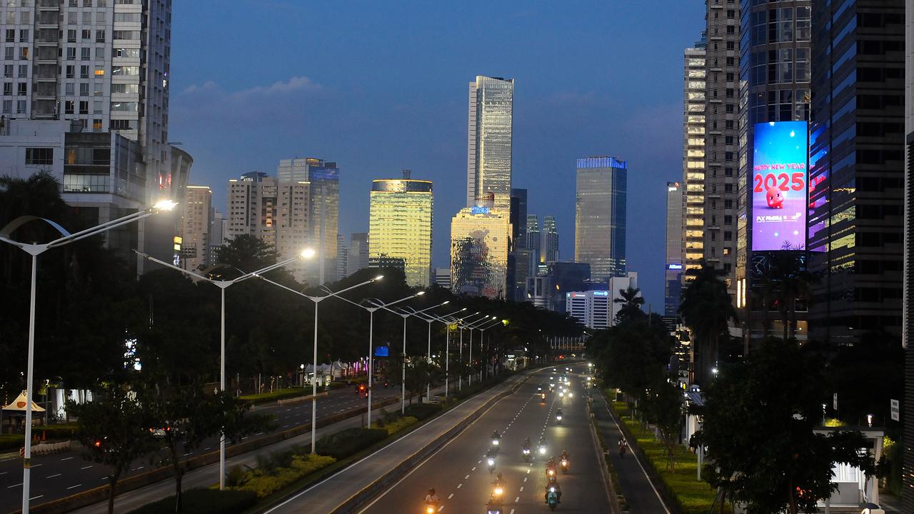 Jalan Sudirman mulai ditutup untuk perayaan Tahun Baru 2025