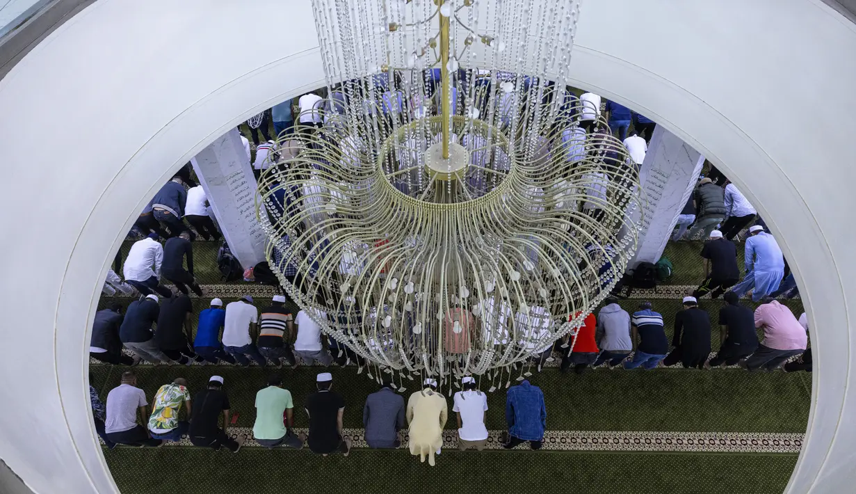 Selama Ramadhan, seluruh aktivitas ibadah terpusat di masjid. Selain berbuka puasa, salat berjemaah, hingga saling berbagi kebutuhan di antara masyarakat setempat. (AP Photo/Louise Delmotte)