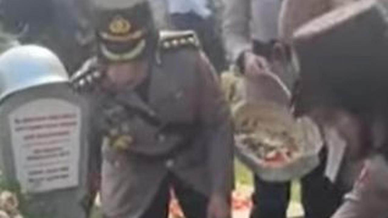 VIDEO: Penuh Haru Hut ke-75, Polwan Ziarah ke Makam Presiden Habibie hingga Ani Yudhoyono