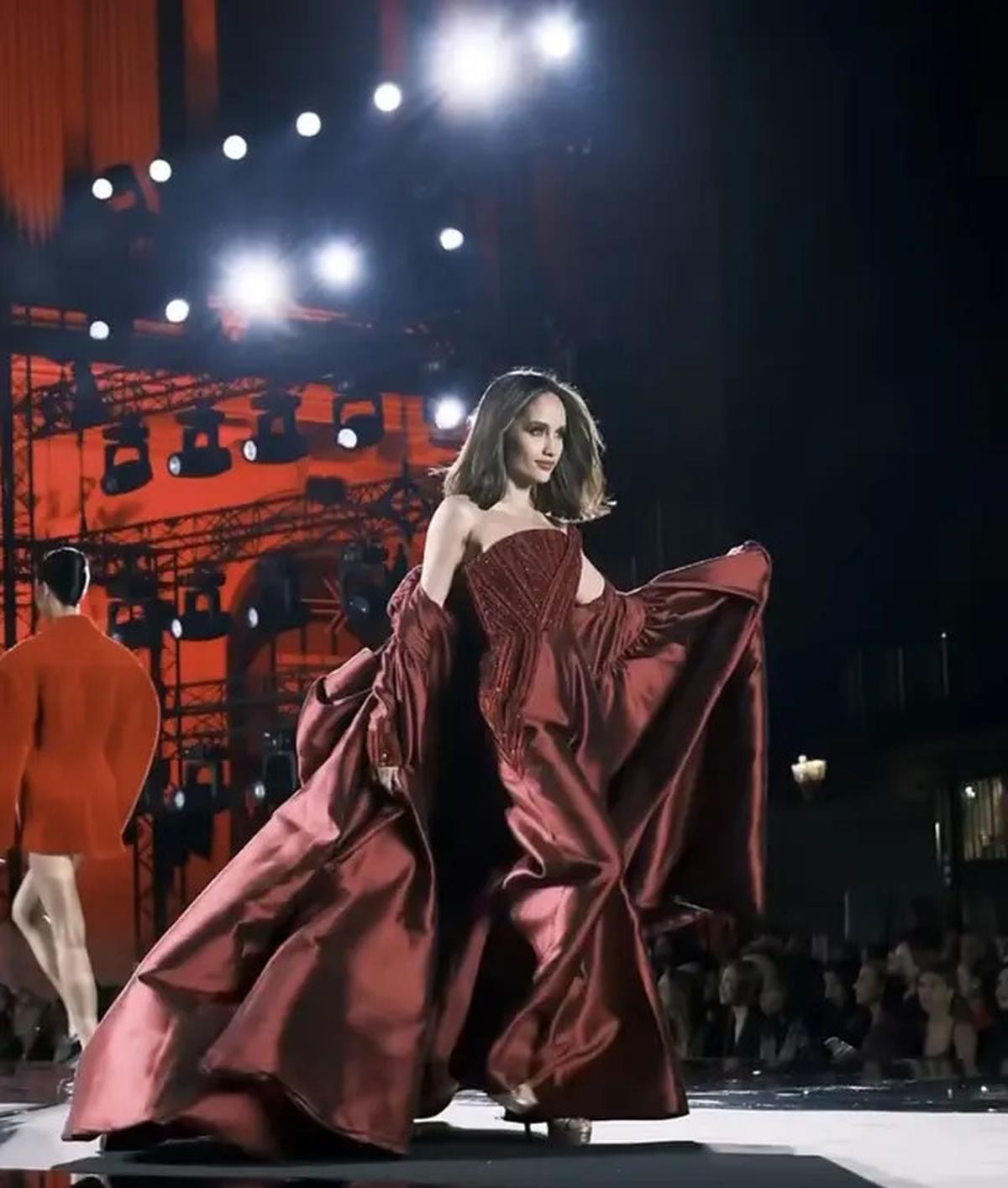 6 Potret Enzy Storia Mengibaskan Rambut hingga Cinta Laura Rela Potong Rambut Pendek di Panggung L'oreal Paris Fashion Week