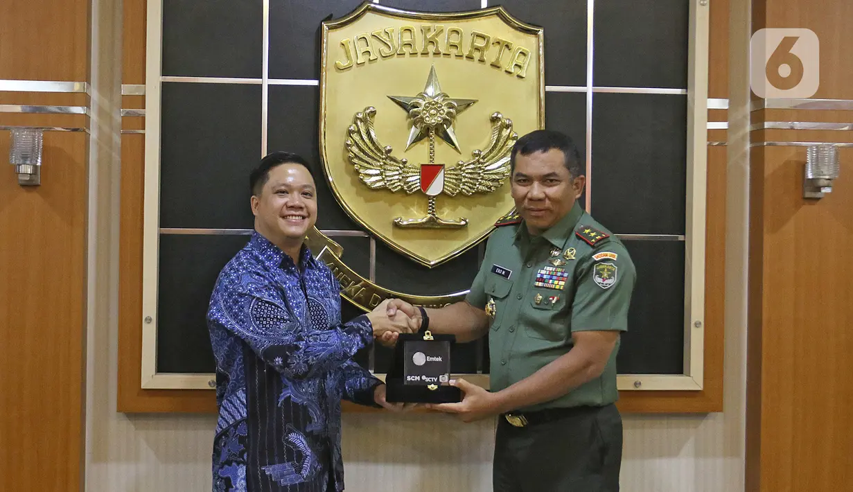 Director Programming SCTV, David Suwarto (kiri) memberikan plakat ke Pangdam Jaya Mayjen TNI Eko Margiyono seusai kunjungan di Makodam Jaya, Jakarta, Selasa (10/12/2019). Kunjungan ini untuk menjalin hubungan kedua pihak. (Liputan6.com/Herman Zakharia)