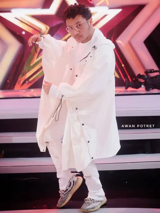 "Pas dengerin lagunya luar biasa banget kan. Aku juga udah lama nggak nyanyi jadi punya rasa tidak percaya diri yang tinggi," ujarnya. (Instagram/giring)